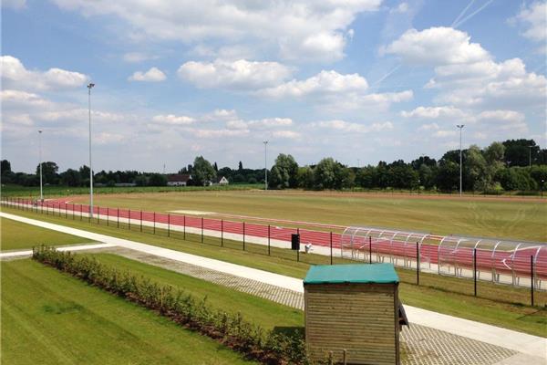 Aanleg sportpark met kunstgras en 2 natuurgras voetbalvelden, atletiekpiste en Finse piste - Sportinfrabouw NV